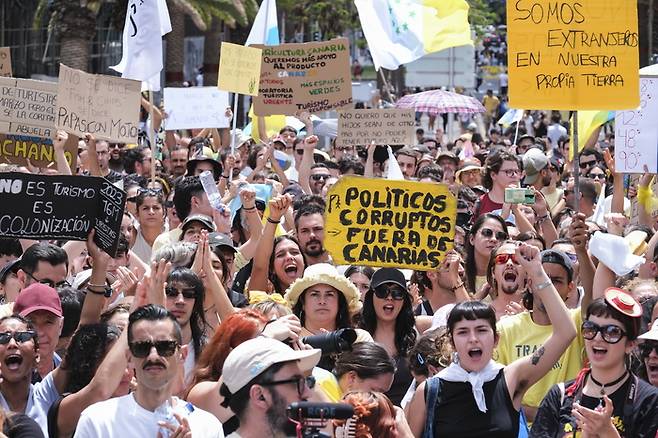 스페인 카나리아 제도에서 오버투어리즘에 반발하는 대규모 항의 시위가 열렸다. EPA연합뉴스