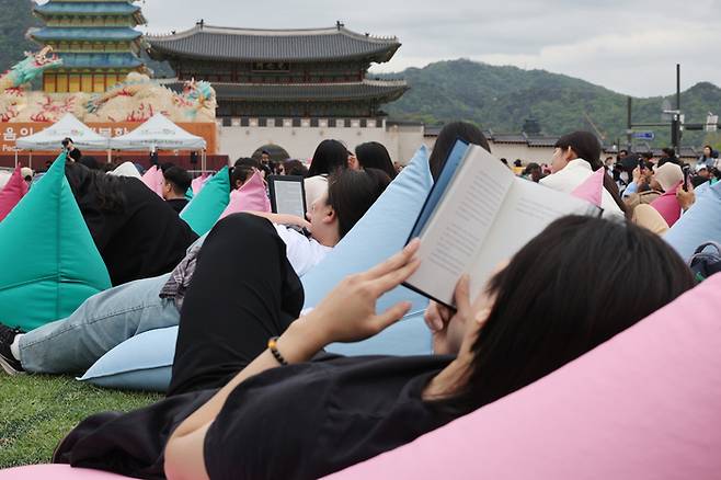 종로구 광화문광장에 마련된 ‘광화문 책마당’을 찾은 시민들이 책을 읽고 있다. 연합뉴스