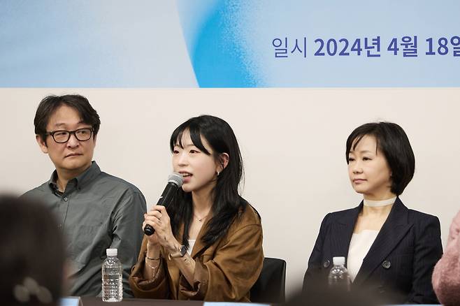 Cheon Seon-ran (middle), the author of novel “A Thousand Blues," composer Park Chun-hwee (left) and Lee Yoo-ri, artistic director of Seoul Performing Arts Company, participate in a press conference held at Seoul Arts Center on Thursday. (Seoul Performing Arts Company)