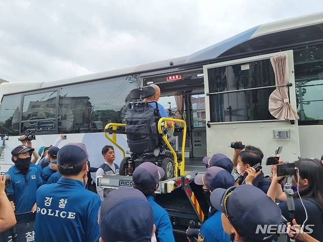 이규식 서울장애인차별철폐연대 대표가 지난해 7월17일 오후 1시께 서울 종로구 혜화동로터리 앞 버스전용차로에서 시내버스 탑승 요구 시위 도중 미신고불법집회 버스운행방해 혐의로 현장 연행되고 있다./사진=뉴시스 제공