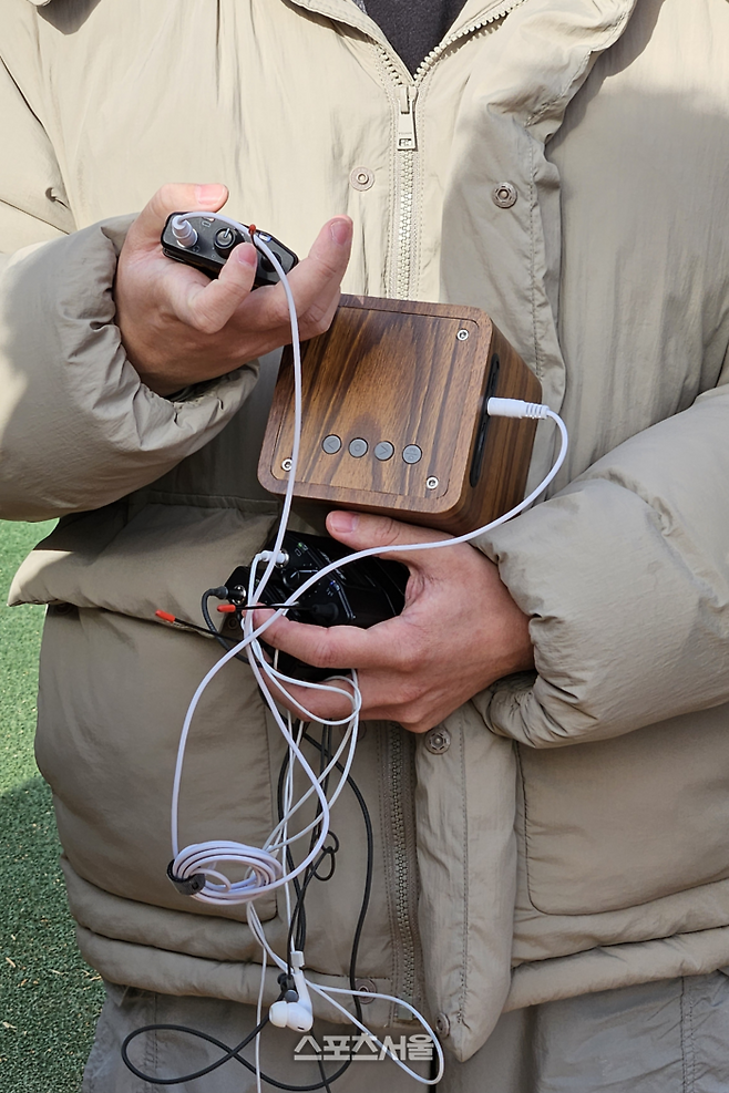 ABS 장비. 심판은 이 장비를 착용하고 로봇의 판정을 듣는다. 이천 | 황혜정기자. et16@sportsseoul.com