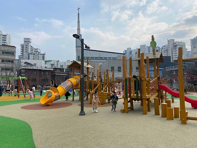 어린이들이 이용 중인 서울 구로구 구로리어린이공원 내부 /구로구청