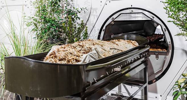 미국 민간 장례회사 리컴포즈에서 ‘인간 퇴비장’을 진행하고 있다. 가장 먼저 흙, 목재, 미생물 등과 함께 밀폐된 공간에 시신을 넣는다. 리컴포즈 제공