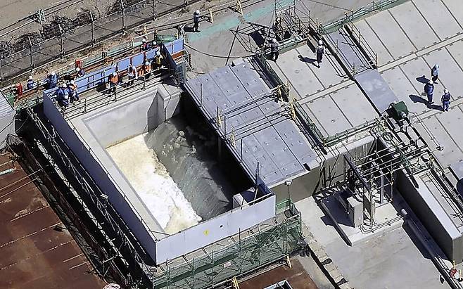 지난해 8월24일, 일본 도쿄전력은 후쿠시마 제1원자력발전소에서 원전 앞바다에 연결한 해저터널을 통해 방사능 오염수를 방류하기 시작했다. 후쿠시마/교도 연합뉴스
