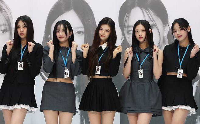 그룹 뉴진스가 지난달 22일 오전 인천국제공항에서 열린 인천공항본부세관 홍보대사 위촉식에서 파이팅 포즈를 취하고 있다. 연합뉴스