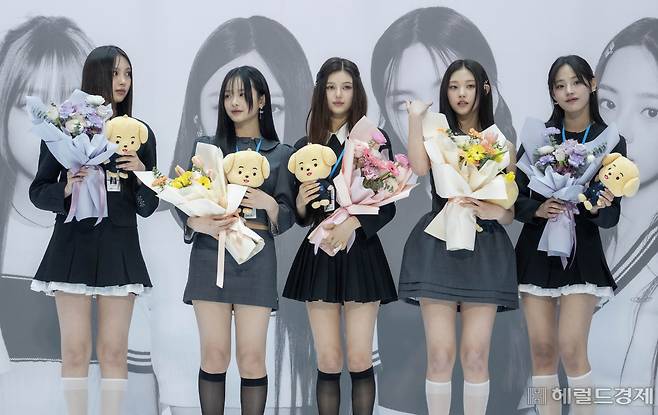 22일 오전 인천국제공항 1터미널에서 그룹 뉴진스의 인천공항본부세관 홍보대사 위촉식 행사가 열리고 있다. 영종도=이상섭 기자