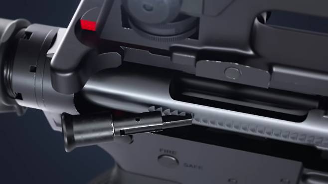 노리쇠를 강제로 밀어 주는 '노리쇠 전진기'의 구조를 묘사한 컴퓨터 그래픽. 유튜브 'Matt Rittman' 캡처