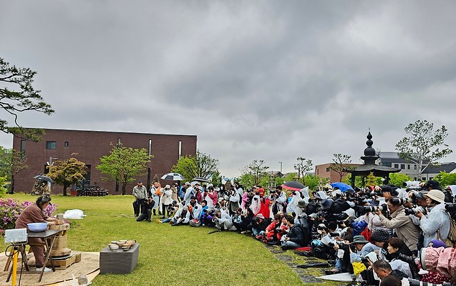 지난 2023년 제37회 이천도자기축제에서 도자 명장이 물레질을 선보이고 있다. 이천시 제공
