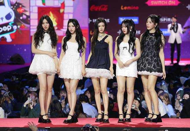 그룹 뉴진스가 지난 2023년 12월 25일 인천 영종도 인스파이어 엔터테인먼트 리조트에서 열리는 '2023 SBS 가요대전'에서 포즈를 취하고 있다. 연합뉴스