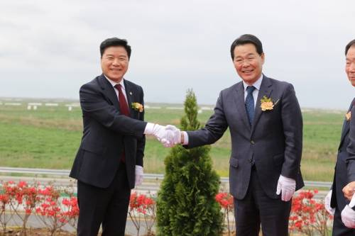 새만금개발청 김경안 청장(왼)과 권익현 부안군수는 22일 계화 옛 방조제 일원에서 ‘간척문화 보존 및 영화·영상 등 관광자원 활성화 업무협약’을 체결했다. 새만금개발청 제공