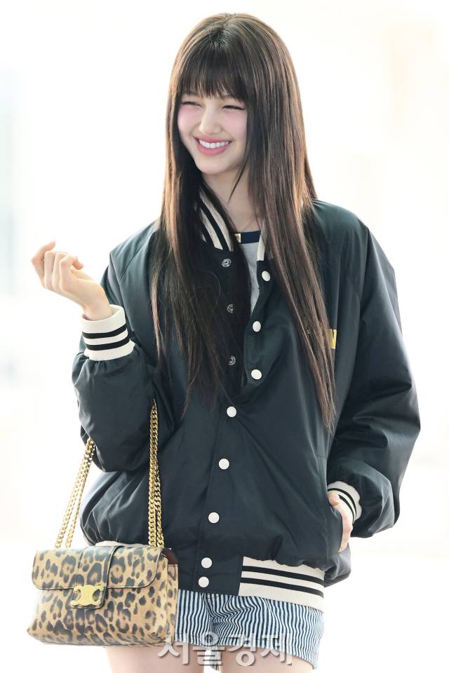 그룹 뉴진스(New Jeans) 다니엘이 22일 오후 글로벌 명품 브랜드 행사 참석 차 인천국제공항 제2여객터미널을 통해 대만으로 출국하고 있다. 김규빈 기자 2024.04.22