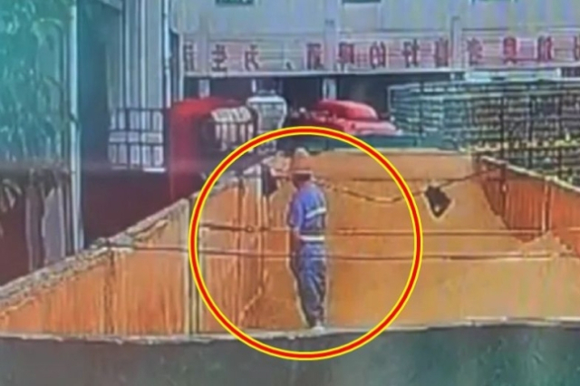 칭따오 맥주 제3공장에서 찍힌 영상 캡처본. 한 남성이 원료 위에 소변을 보는 것으로 추정되는 행위를 하고 있다. 사진 웨이보 캡처