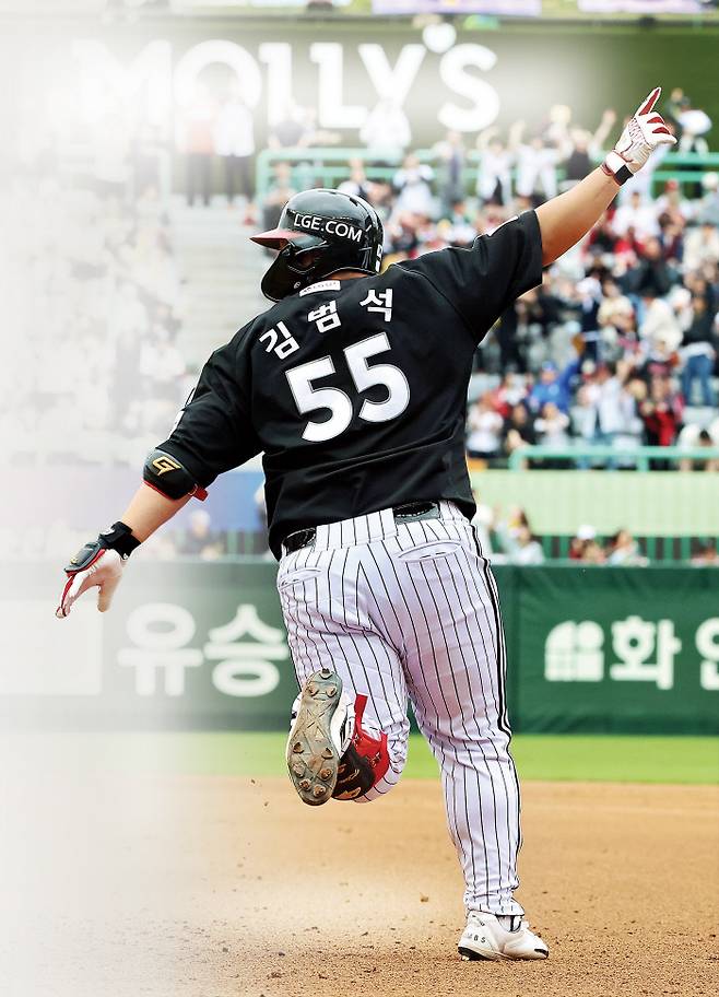 LG 김범석이 21일 인천 SSG전에서 7회초 역전 만루홈런을 때린 뒤 오른손을 쭉 편 채 1루를 돌고 있다. 인천 | 연합뉴스