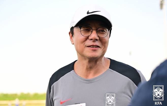황선홍 올림픽 대표팀 감독이 취재진과의 인터뷰에 응하고 있다. 황선홍호는 22일(한국시간) 일본과 숙명의 한일전을 치른다. 사진 대한축구협회