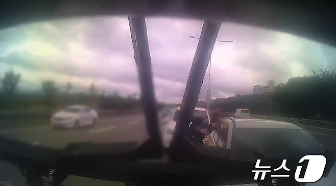 21일 경찰이 차량 운전자를 구하기 위해 조수석 창문을 깨고 있다.(사상경찰서 제공)
