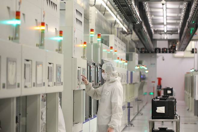 중국 파운드리 업체 SMIC 베이징 공장에서 한 엔지니어가 장비를 점검하고 있다./신화통신연합뉴스