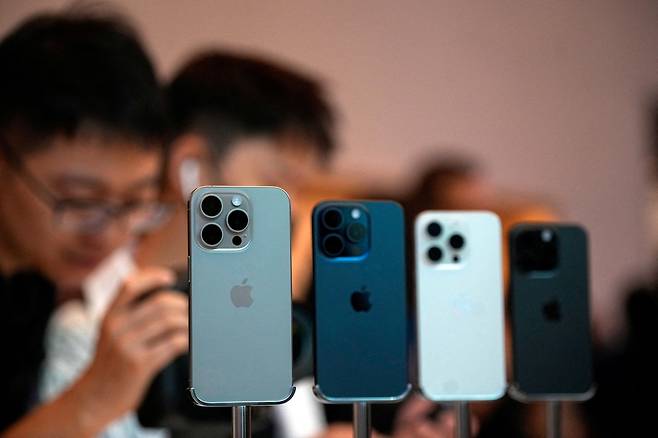 중국 상하이에 있는 애플 매장에 아이폰15가 진열돼 있는 모습./로이터연합뉴스