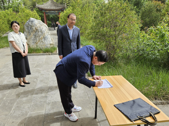 이장우 대전시장은 해외 공무출장 3일차인 23일 중국 시안시에 위치한 한국광복군 제2지대 기념공원에 방문해 방명록을 작성하고 있다. 대전시 제공 .