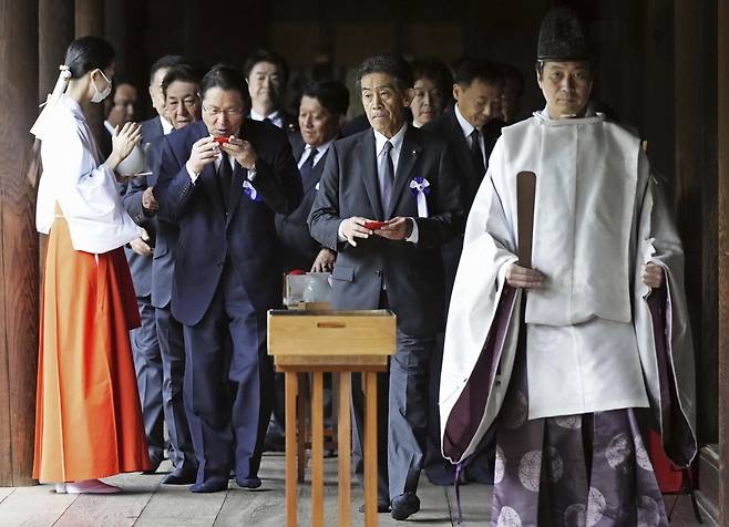 야스쿠니 신사 집단 참배 나선 일본 정치인들. 뉴시스