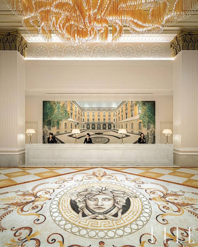 메두사 문장과 밀란의 베르사체 홈 풍경을 8만 개의 모자이크 타일로 수놓은 호텔 로비.