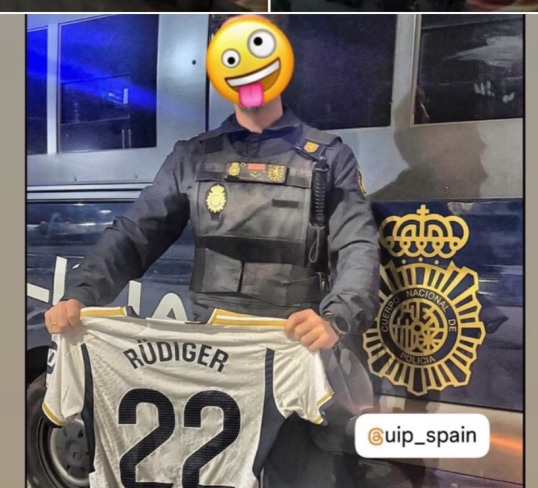 사진=트리뷰나. 안토니 뤼디거가 엘 클라시코에서 경찰관에게 장난을 친 뒤 유니폼을 선물했다.