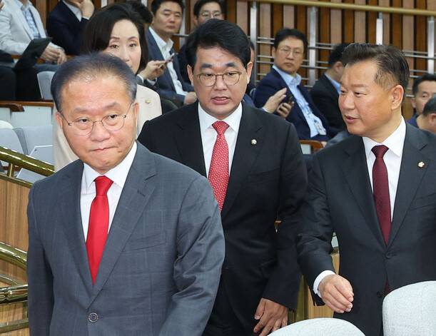 윤재옥 국민의힘 원내대표 겸 당대표 권한대행(왼쪽)이 23일 국회에서 열린 원내대책회의에 참석하고 있다. 연합뉴스