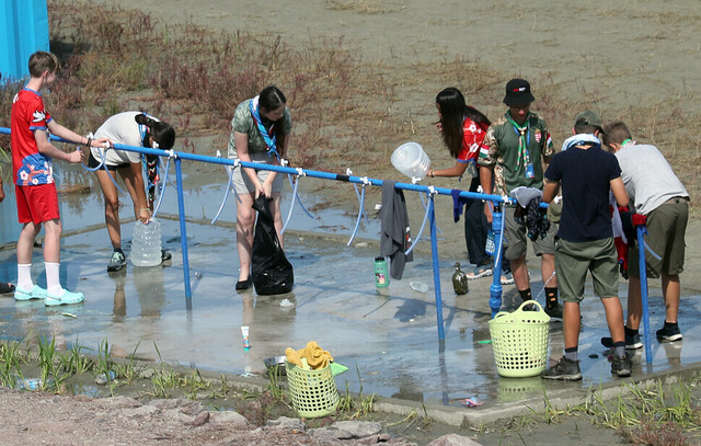 ‘2023 새만금 제25회 세계스카우트잼버리’ 참가자들이 지난해 8월 4일 전북 부안군 잼버리 야영장 수돗가에서 물을 받고 있다. 연합뉴스