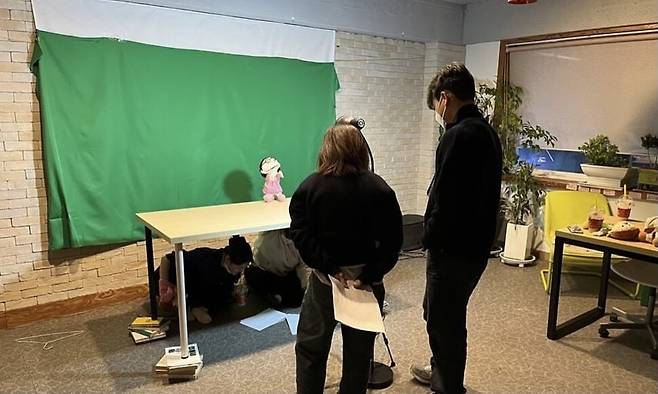 2022년 1월 운디드 힐러 활동가들이 인형극 촬영을 진행하고 있다. 인형극 프로젝트는 트라우마 사건을 경험하고 힘들어하는 아동·청소년을 위해 진행됐다. 운디드힐러 제공
