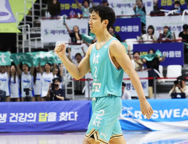 KT 허훈이 22일 수원 칠보체육관에서 열린 LG와 4차전에서 공격에 성공한 뒤 기뻐하고 있다. 연합뉴스