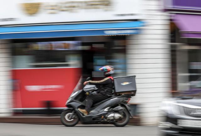 3일 서울 시내 한 주택가에 한 배달원이 오토바이를 타고 이동하고 있다. 뉴시스