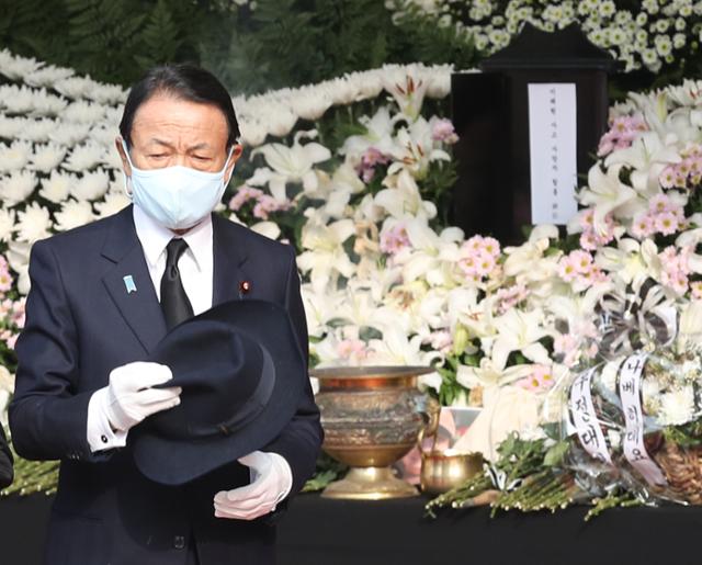 일본 자민당 부총재인 아소 다로 전 일본 총리가 2022년 11월 3일 서울광장에 마련된 이태원참사 합동분향소를 찾아 조문하고 있다. 뉴스1