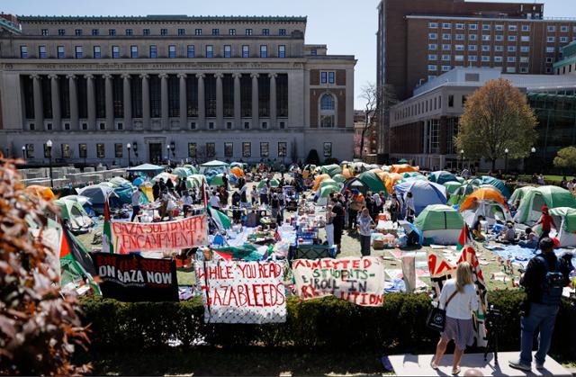 미국 뉴욕의 컬럼비아대 학생들이 22일 교내에 텐트를 치고 엿새째 친팔레스타인 지지 농성 시위를 하고 있다. 뉴욕=UPI 연합뉴스