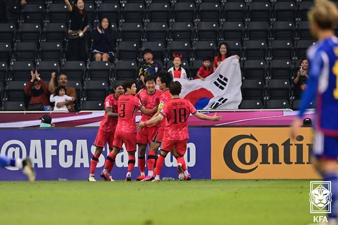대한민국 올림픽 축구대표팀 선수들이 22일 일본과의 2024 AFC U-23 아시안컵 최종전에서 김민우의 선제골 직후 기뻐하고 있다. 사진=대한축구협회