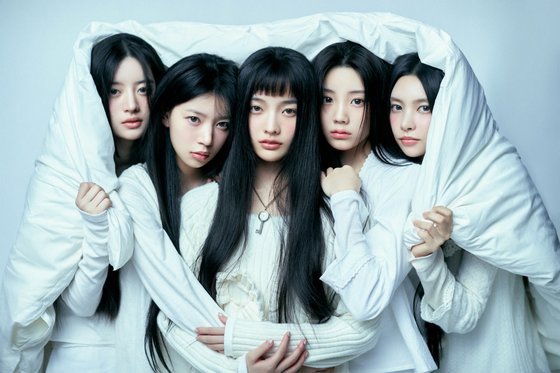 아일릿은 K팝 걸그룹 최초로 데뷔 당일 스포티파이 ‘데일리 글로벌 톱 송’(3월 25일 자) 차트에 진입하는 신기록을 작성했다. 사진 빌리프랩