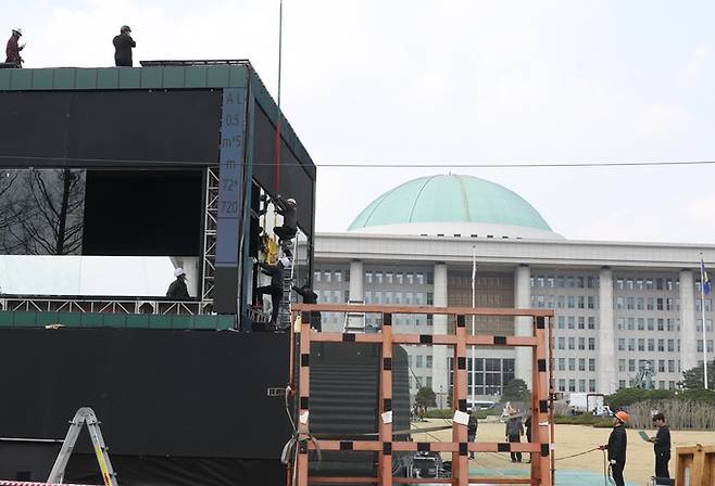 5일 오후 서울 여의도 국회의사당 앞에 제22대 국회의원 선거 보도 관련 방송사의 중계부스가 설치되고 있다. /뉴시스