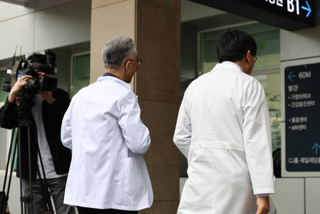 전국의과 대학교수 비대위 총회가 열린 23일 오후 서울의대 교수들이 회의실이 있는 서울대병원 어린이병원 건물로 들어서고 있다. 연합뉴스