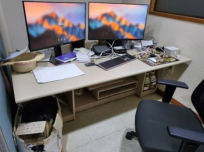 ▲김남헌 PD가 해고 전 일한 강원 춘천 삼천동 춘천MBC 사옥 2층 편성제작팀 편집실 책상.