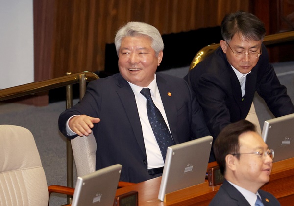 ▲지난 2월22일 국회에서 열린 본회의에서 김홍일 방통위원장이 웃고 있다. ⓒ연합뉴스