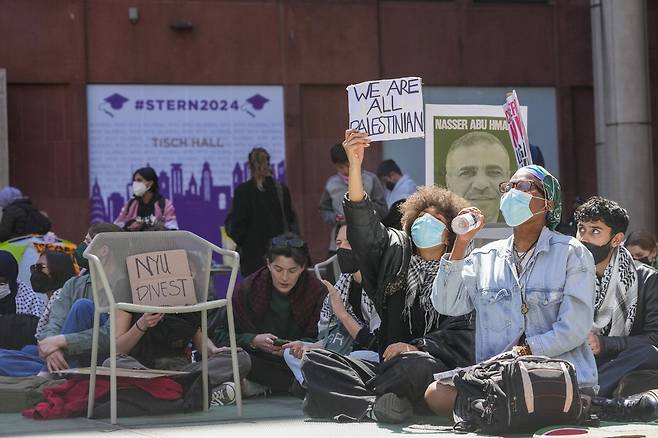최근 미국 대학가에서 반(反)유대주의·친(親)팔레스타인 시위가 확산되는 가운데 22일(현지시간) 뉴욕대 학생들이 교정에서 시위를 벌이고 있다.  AFP연합뉴스
