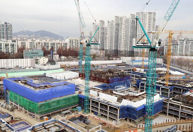 서울 시내 재건축이 한창 진행중인 아파트 단지 모습. [연합]