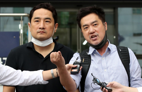 (왼쪽부터)강용석 변호사와 김세의 가로세로연구소 대표. 뉴스1