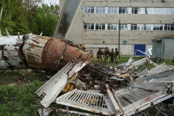 우크라이나 경찰들이 22일(현지시각) 러시아의 미사일 공격으로 무너진 하르키우의 방송 송신탑 잔해를 조사하고 있다. 로이터 연합뉴스