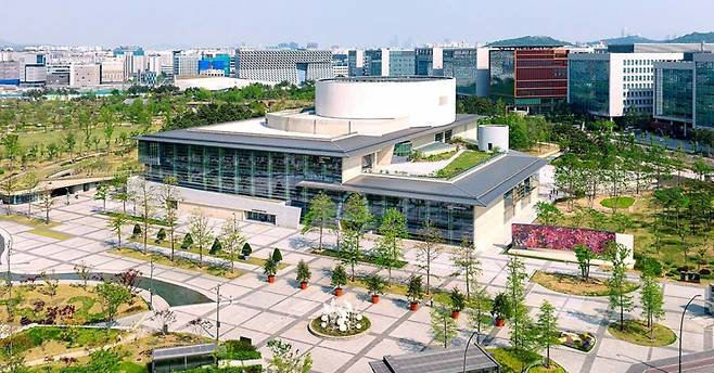 LG가 서울시에 기부채납한 마곡동 LG아트센터 서울. 뒷편에 들어서 있는 건물들이 LG사이언스파크다. ⓒ김지나