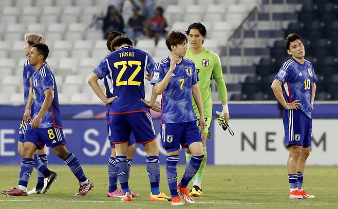 일본 선수들이 22일  U-23 아시안컵 한국전에서 패한 뒤 아쉬워하고 있다. 연합뉴스