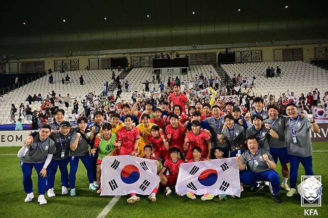 한국 선수들이 22일 일본을 꺾고 AFC U-23 아시안컵 B조 선두로 8강에 진출한 뒤 기뻐하며 기념촬영하고 있다. 대한축구협회 제공