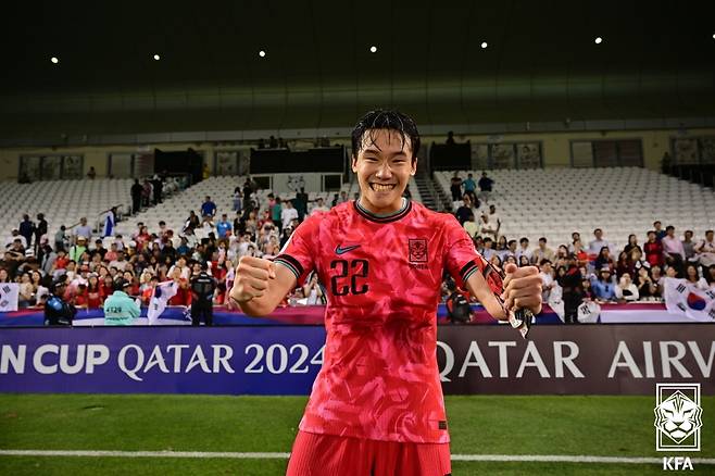 이태석이 지난 22일(한국시각) 카타르 알라이얀의 자심 빈 하마드 스타디움에서 열린 일본과의 '2024 아시아축구연맹(AFC) U-23 아시안컵' 조별리그 B조 최종 3차전 1-0 승리 후 주먹을 불끈 쥐며 기뻐하고 있다. /사진=대한축구협회 제공
