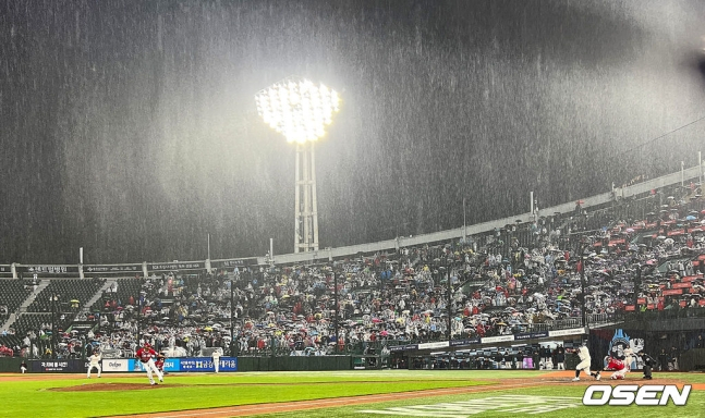 23일 사직 SSG-롯데전에서 비가 내리고 있다.