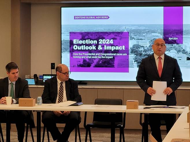 美 대선 전망 세미나 (워싱턴=연합뉴스) 김동현 특파원 = 미국 컨설팅 업체 올브라이트 스톤브리지 그룹의 파트너인 에릭 알트바흐(오른쪽)가 22일(현지시간) 워싱턴DC에서 열린 미국 대선 전망 세미나에서 발언하고 있다. 그의 왼쪽에 전략자문회사 덴턴스 글로벌 어드바이저스(DGA)의 대관 담당 파트너인 존 러셀(맨 왼쪽)과 샌더 루리가 앉아 있다. 2024.4.22