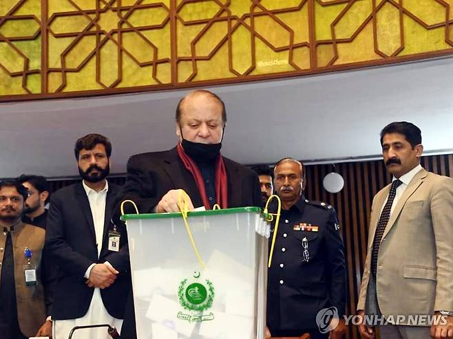 나와즈 샤리프 전 파키스탄 총리(가운데) [신화통신 연합뉴스 자료사진. 재판매 및 DB 금지]