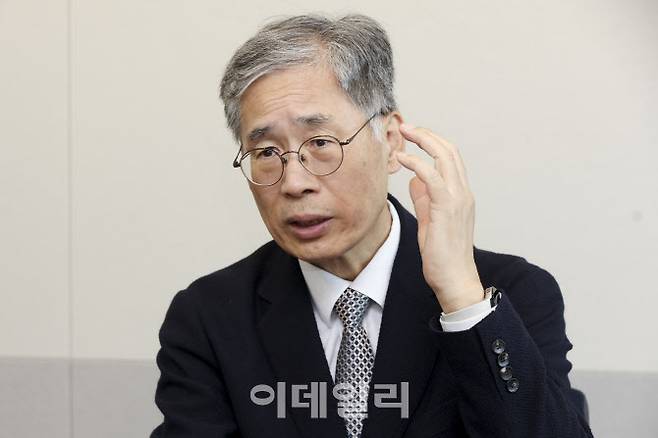 신평 변호사가 지난 22일 서울 서대문구 이데일리 본사에서 인터뷰를 하고 있다. (사진=이영훈 기자)